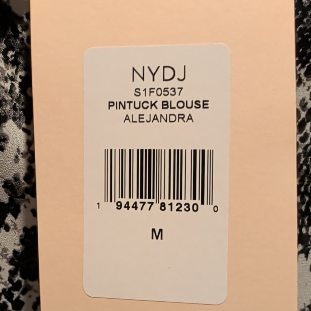 🔥NYDJ Alejandra Pintuck Blouse – “Fit Is Everything”, Size M - Picture 9 of 10